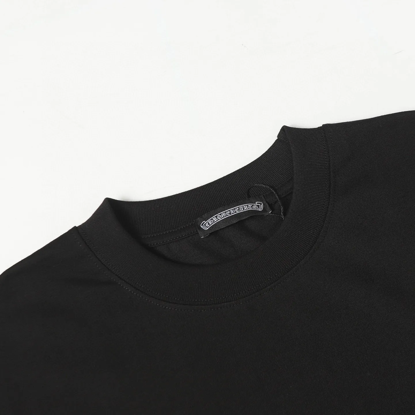 🅿️170 Chrome hearte/Chrome heart ch 25ss early spring Sanskrit horseshoe print short-sleeved T-shirt. A must-have item for daily commuting for men and women in light luxury. The correct version is welcome to compare. Detailed features: ·280g 100% cotton double yarn jersey fabric. ·Custom-dyed in the same cylinder, special thickened 32 pieces double-strand 1x1 thread. ·Double-needle cross-stitch technology. ·Original main mark washed tag. Color: black white. Size: XS-L